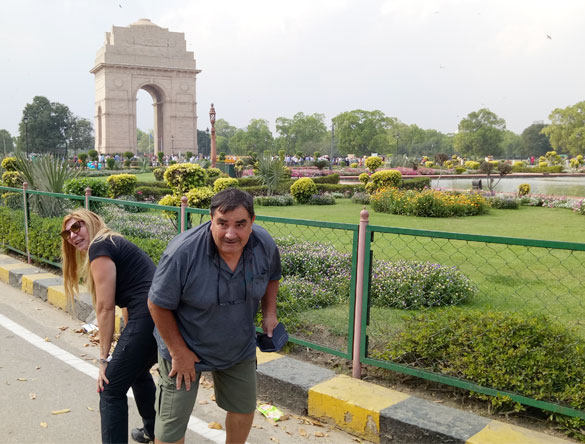 Carlos and Nidia enjoying in India Gate